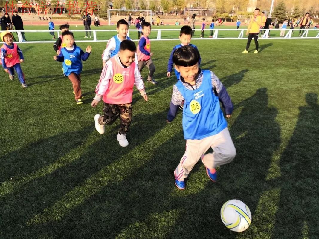 “足球爷爷”走进幼儿园 义务教娃娃们踢足球 “足球爷爷”走进幼儿园 义务教娃娃们踢足球